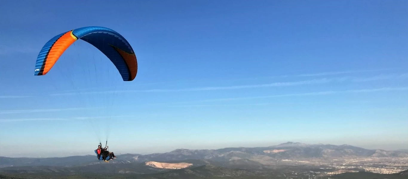 Πάργα: Αθλητής «παρά πέντε» προσγειώθηκε σε… παρμπρίζ αυτοκινήτου (βίντεο)